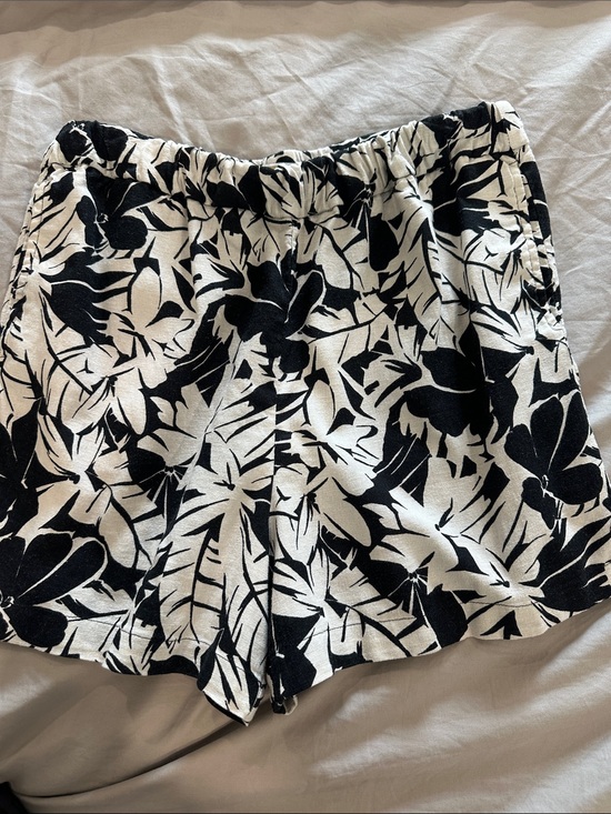 Michael Kors Pants - Michael Kors Black & White Floral Leaf Bermuda Shorts